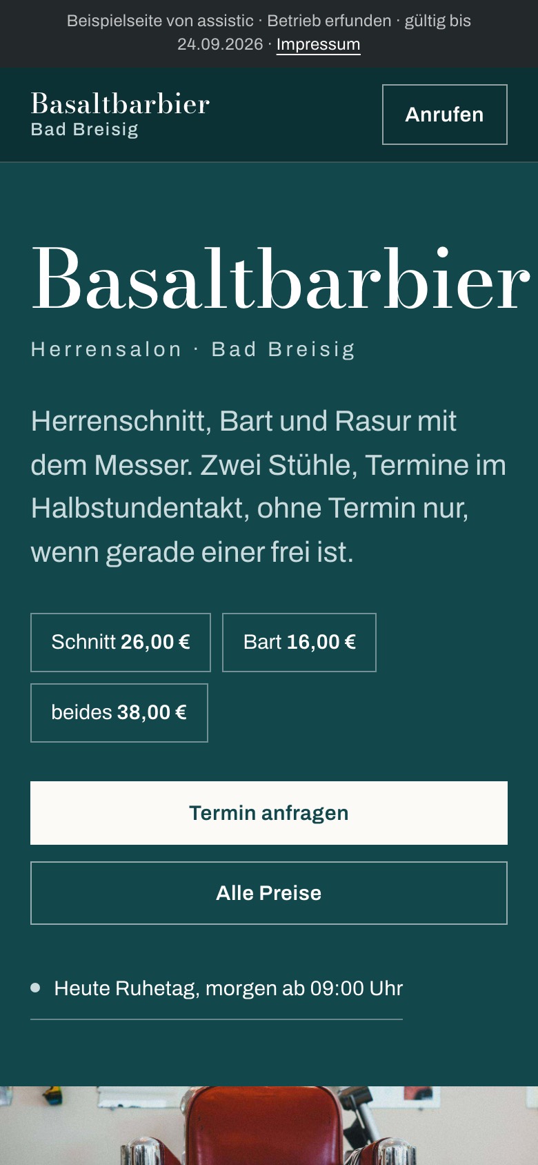 Beispielseite für einen Barbier: heller Grund, Farbfläche statt Foto, die Preise stehen sofort im Kopf.