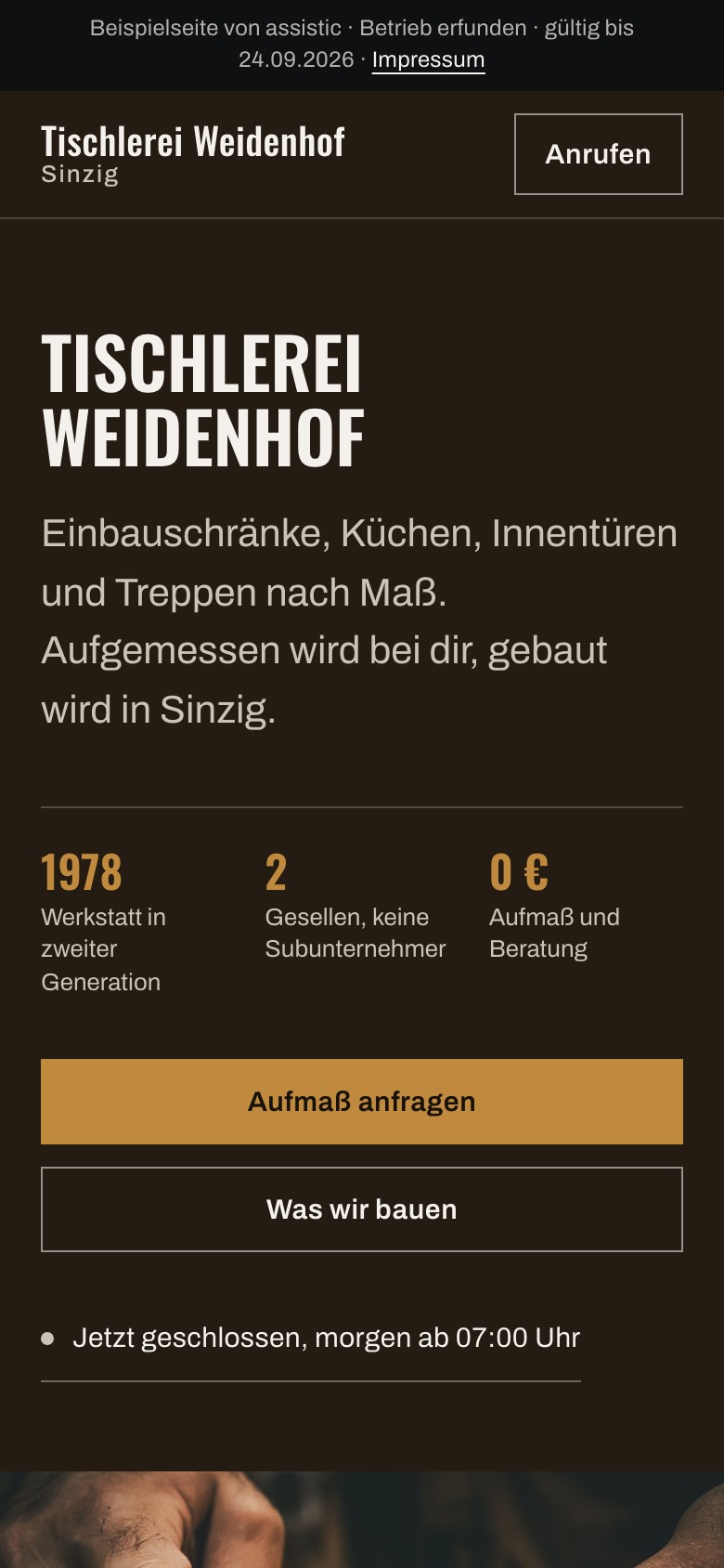Beispielseite für eine Tischlerei: dunkler Grund, geteilter Kopf mit Kennzahlen, Leistungen als Kacheln.